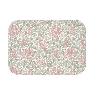 Pode incluir: Uma bandeja branca com um padrão floral rosa e verde. O padrão apresenta flores rosa com folhas e videiras verdes.