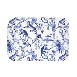 Può includere: Uno sfondo bianco con un motivo blu e bianco di scimmie, leopardi, fiori e palme. Il motivo ricorda la porcellana blu e bianca cinese tradizionale.