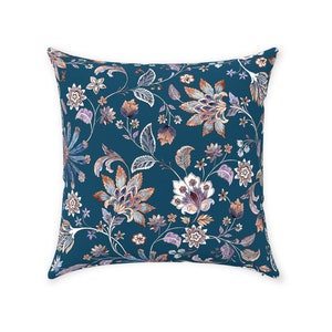 Puede incluir: Almohada azul turquesa con un patrón floral en tonos de rosa, blanco y naranja.