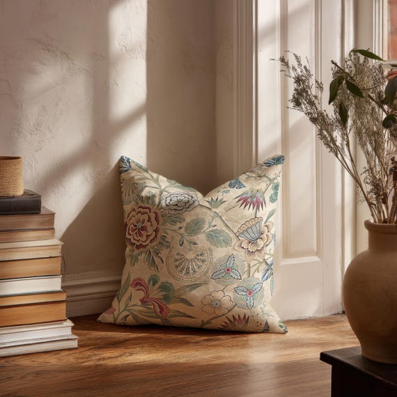 Kissenbezug aus Lotus-Chintz | Reiner Baumwoll-Twill-Stoff mit Blumenmuster | Antik-Ecru-Salbei-Rosa-Chintz-Blumenmuster | Dekoratives Kissen mit botanischem Motiv