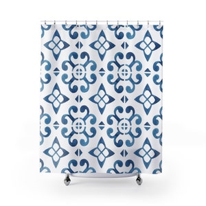 Pode incluir: Um cortina de chuveiro branco com um padrão geométrico azul e branco. O padrão é um desenho repetitivo de flores estilizadas e diamantes.