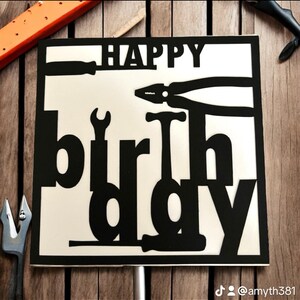 K&ouml;nnte beinhalten: Schwarz-wei&szlig;er Tortendekor mit den Worten "Happy Birthday" und Werkzeugen wie einem Schraubenschl&uuml;ssel, einem Schraubendreher und einer Zange.