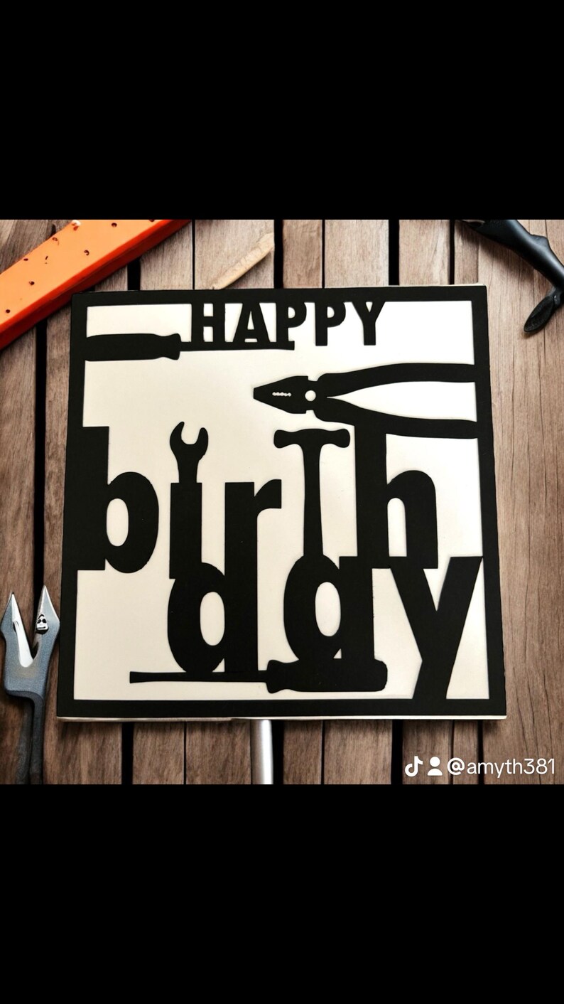 K&ouml;nnte beinhalten: Schwarz-wei&szlig;er Tortendekor mit den Worten "Happy Birthday" und Werkzeugen wie einem Schraubenschl&uuml;ssel, einem Schraubendreher und einer Zange.