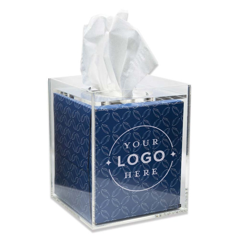 K&ouml;nnte beinhalten: Ein durchsichtiger Acryl-Tischtuchhalter mit einer blauen und wei&szlig;en gemusterten Taschentuchbox im Inneren. Die Taschentuchbox hat einen wei&szlig;en Kreis mit dem Text "YOUR LOGO HERE" in der Mitte.