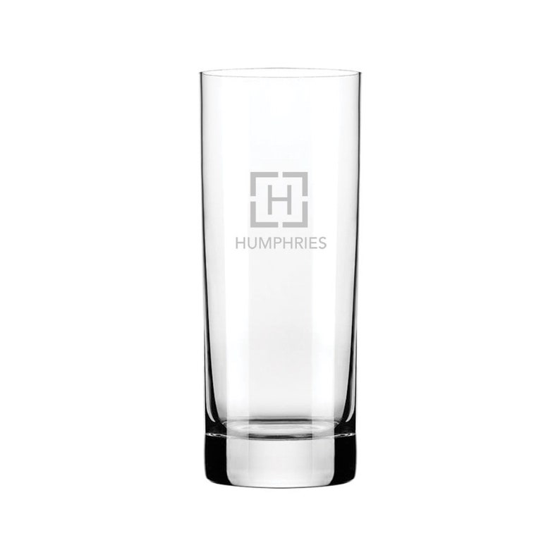 Puede incluir: Un vaso alto de vidrio transparente con un logotipo cuadrado grabado en el lateral que dice "H HUMPHRIES".
