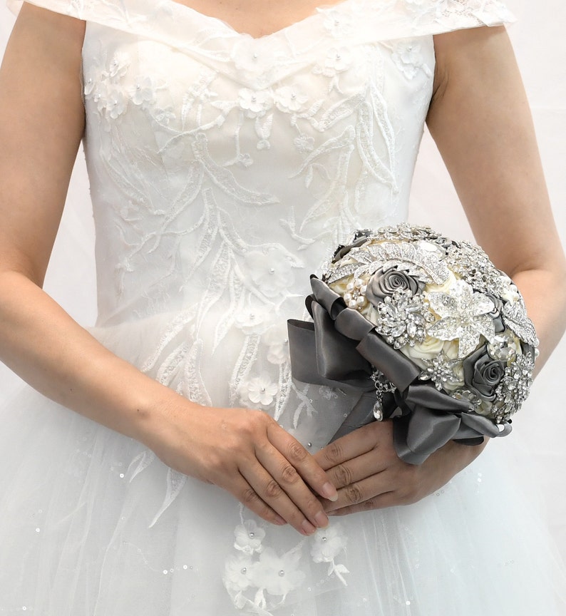 Luxury Brooch Wedding Bride Bouquet, Light Grey Satin Roses Covered by Sparkle Rhinestone Crystal brooches, Jewelry Bouquet afbeelding 3