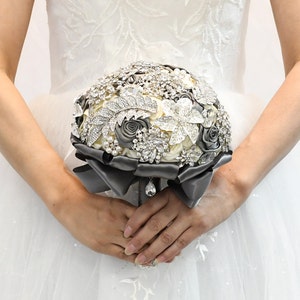 Luxury Brooch Wedding Bride Bouquet, Light Grey Satin Roses Covered by Sparkle Rhinestone Crystal brooches, Jewelry Bouquet afbeelding 2