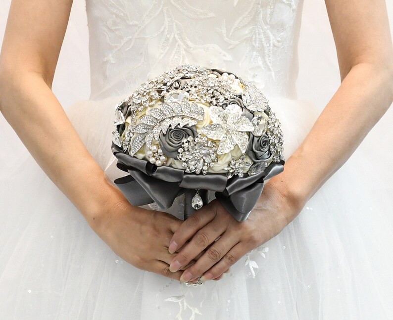 Luxury Brooch Wedding Bride Bouquet, Light Grey Satin Roses Covered by Sparkle Rhinestone Crystal brooches, Jewelry Bouquet afbeelding 2