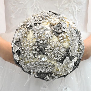 Luxury Brooch Wedding Bride Bouquet, Light Grey Satin Roses Covered by Sparkle Rhinestone Crystal brooches, Jewelry Bouquet afbeelding 1