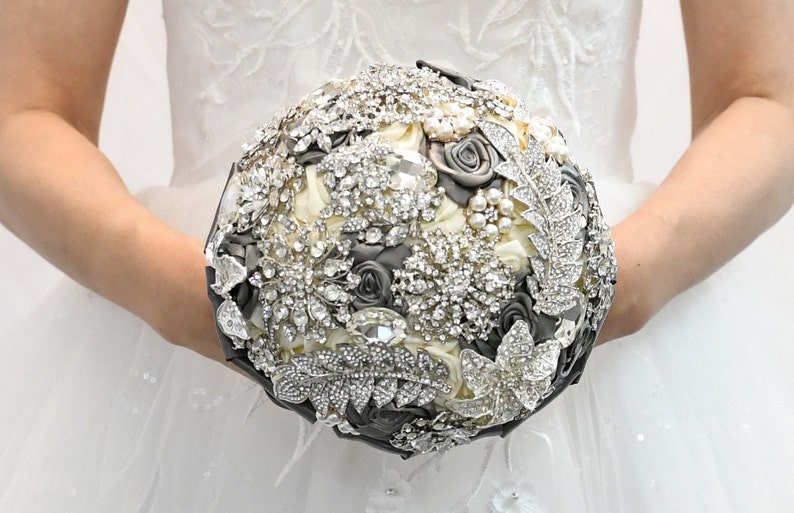 Luxury Brooch Wedding Bride Bouquet, Light Grey Satin Roses Covered by Sparkle Rhinestone Crystal brooches, Jewelry Bouquet imagem 1