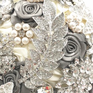 Luxury Brooch Wedding Bride Bouquet, Light Grey Satin Roses Covered by Sparkle Rhinestone Crystal brooches, Jewelry Bouquet afbeelding 7