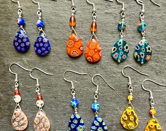 Millefiori-örhängen i glas med droppar: Örhängen i sterlingsilver