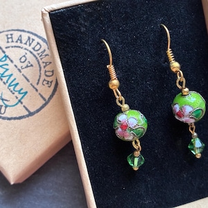 Green floral earrings, cloisonné earrings, cloisonné bead earrings, green cloisonné earrings, vintage flower earrings, handmade earrings