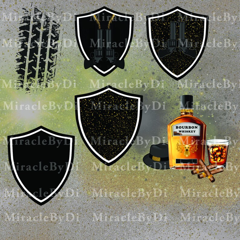 Op de afbeelding: Een digitale collage met een fles bourbon whiskey, een glas whiskey met ijs, sigaren, een zwarte fedora hoed en vier zwarte en gouden schilden. Twee van de schilden hebben een paar pistolen erop.