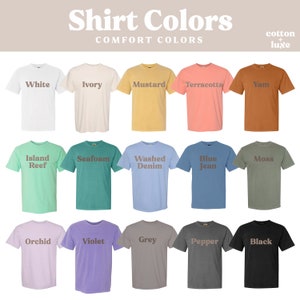 Puede incluir: Una tabla de 15 colores de camisetas diferentes, incluyendo blanco, marfil, mostaza, terracota, yam, arrecife de isla, espuma de mar, denim lavado, mezclilla azul, musgo, orqu&iacute;dea, violeta, gris, pimienta y negro. El texto "Shirt Colors" y "Comfort Colors" est&aacute; en la parte superior de la tabla. El texto "cotton + luxe" est&aacute; en la parte superior derecha de la tabla.
