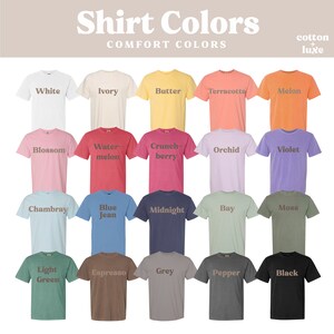 K&ouml;nnte beinhalten: Eine Auswahl an Comfort Colors T-Shirts in verschiedenen Farbt&ouml;nen, von Wei&szlig; bis Schwarz. Das Bild zeigt eine Reihe von Farben, darunter Blossom, Chambray und Espresso. Der Text "Shirt Colors" und "Comfort Colors" ist oben zu sehen.