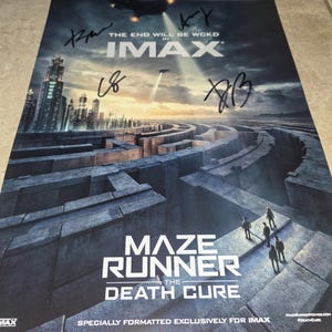 Op de afbeelding: Een filmposter voor "Maze Runner: The Death Cure" in IMAX. De poster toont een doolhofontwerp met figuren die op een pad lopen. De titel staat prominent, samen met het IMAX-logo en handtekeningen.
