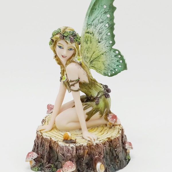 Green Forest Fairy Pixie à genoux sur une souche d'arbre Hauteur 9,5 pouces