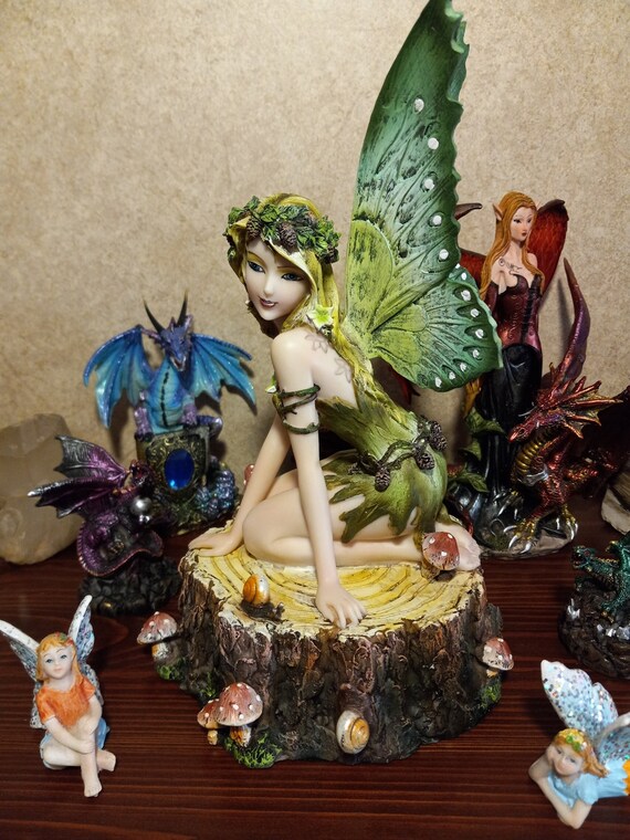 ⍋˒˒Forest fairy ☽⋆゜ Green Forest Fairy Pixie Kneeling on a Tree Stump Height 9.5