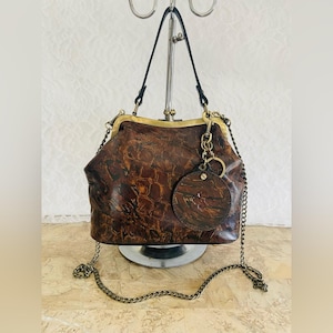 PATRICIA NASH LAURENA Bolso bandolera pequeño efecto cocodrilo marrón con cadena y espejo