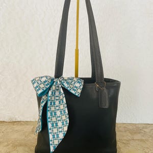 Vtg Coach Bleecker black glovetanned / leather, shoulder bag, duffle, 9305