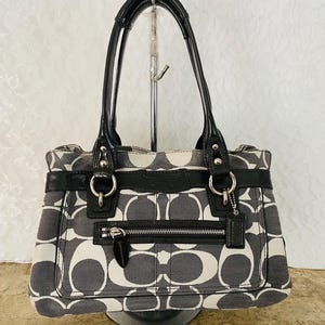 Bolso bandolera de piel con diseño de la firma Coach Penélope en lino gris y blanco, modelo 13290