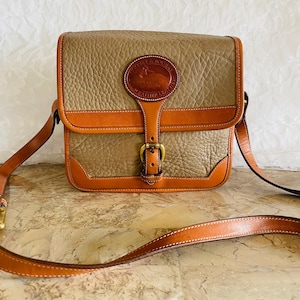 Bolso bandolera/de hombro con hebilla AWL (piel para todo tipo de clima) de DOONEY y BOURKE, de forma cuadrada y billetera