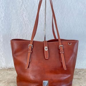 Vtg DOONEY y BOURKE Bolso de hombro grande de cuero vachetta marrón inglés