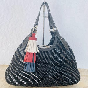 Bolso de hombro triangular de piel tejida Genevieve de Cole Haan en color negro