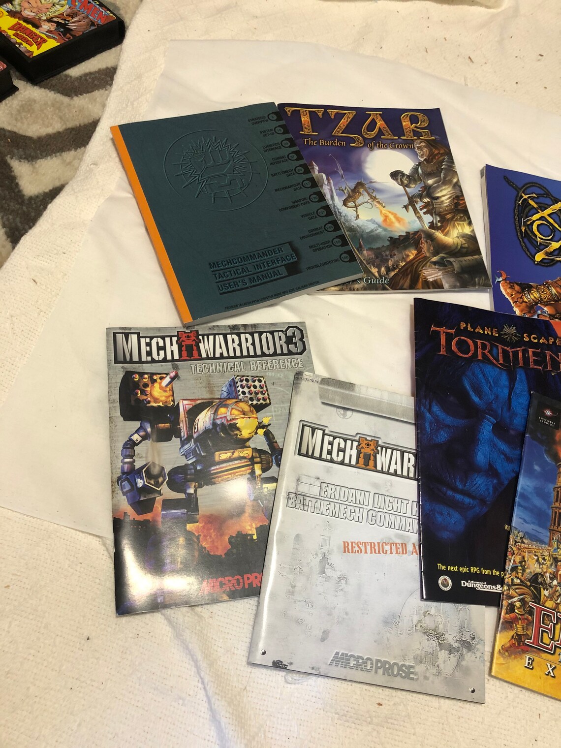 20 manuels de jeux PC des années 90 et une affiche Etsy