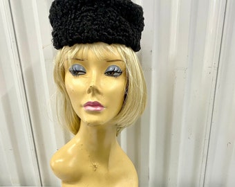 En vintage svart lammullsmössa och muff