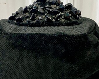 Vintage Mid Century Black Velvet Pillbox Hat W/ Black Jewel  display picture 1