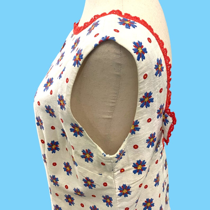 Vintage jaren 1970 cute wit katoen w / rood blauwe bloemen zomerjurk Boho Chic afbeelding 5