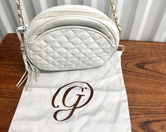 ヴィンテージオーバルホワイトキルティングリゼットショルダーバッグ