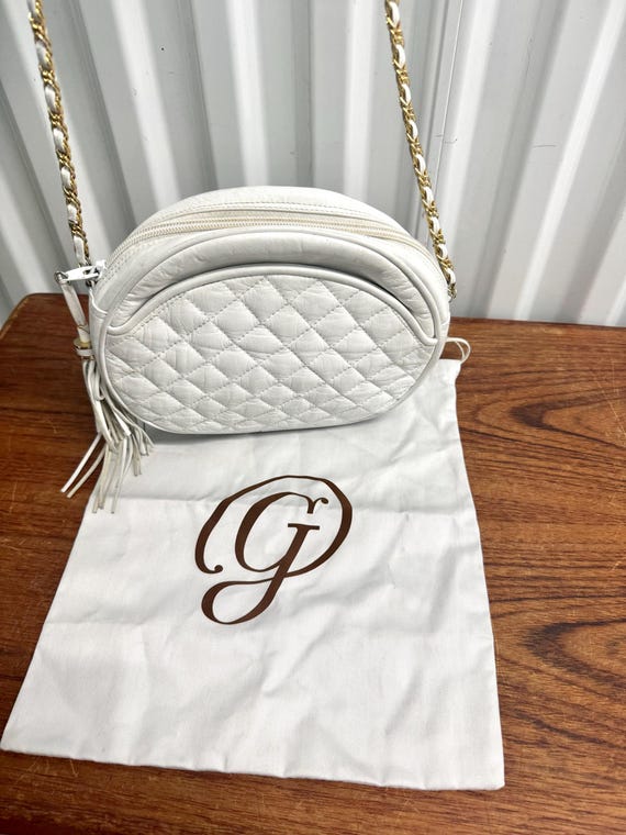 ノベルティホワイトキルティングバッグ ゴールドチェーン付き ヴィンテージオーバルホワイトキルティングリゼットショルダーバッグ