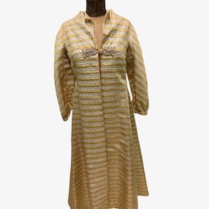 Abrigo de noche largo vintage de mediados de siglo con lúrex dorado y plateado, talla pequeña a mediana