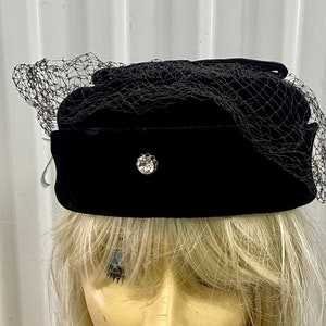 Vintage Lynne Brookes Black Velvet Pillbox Hat W/ Dimante In The Front