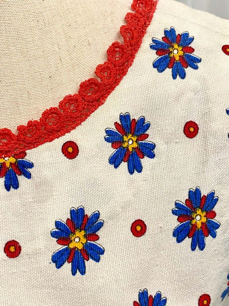 Vintage jaren 1970 cute wit katoen w / rood blauwe bloemen zomerjurk Boho Chic afbeelding 3