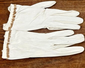 Vintage vita aftonhandskar i getskinn med pärldetaljer, tillverkade i Frankrike, liten