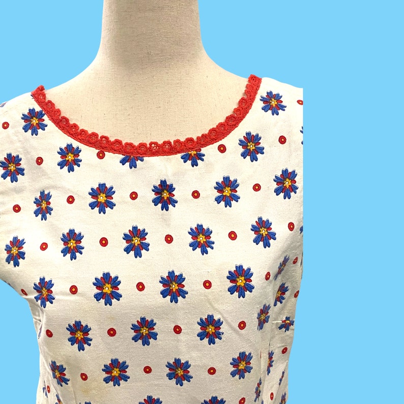 Vintage jaren 1970 cute wit katoen w / rood blauwe bloemen zomerjurk Boho Chic afbeelding 2
