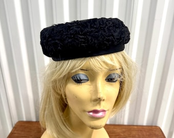 Vintage pillerboxhatt i lammull och satin, 50- och 60-tal