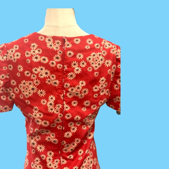 Vintage 1970s Red W/ White Flowers Tunic Top - image 8