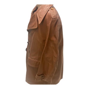 Peut inclure: Une veste en cuir marron avec une fermeture &agrave; double boutonnage et un grand col.