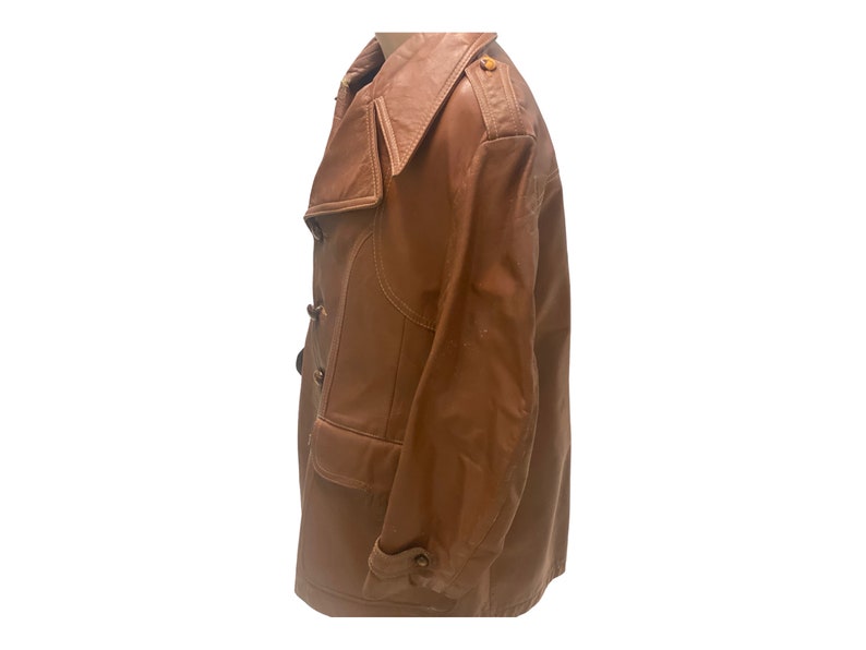 Peut inclure: Une veste en cuir marron avec une fermeture &agrave; double boutonnage et un grand col.