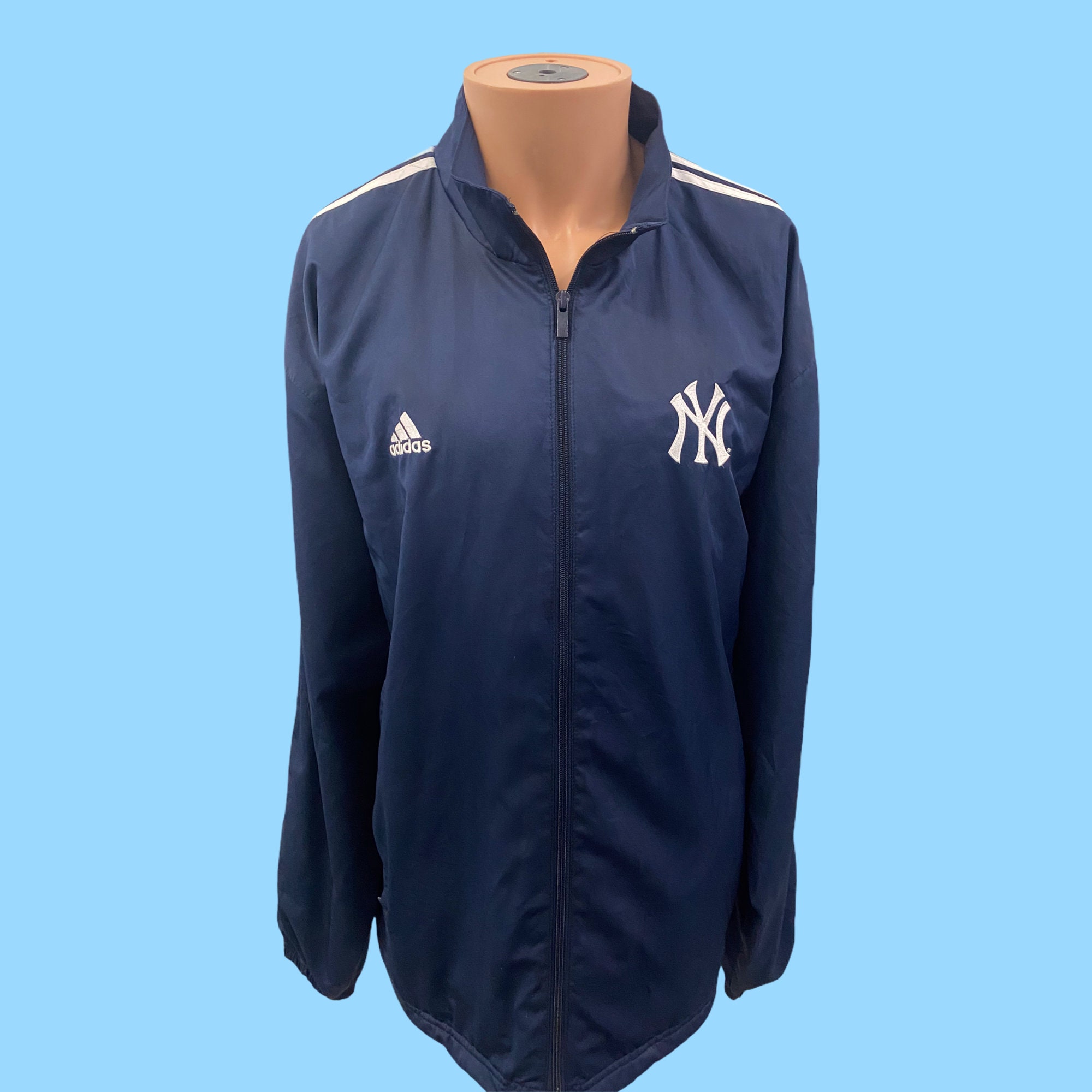 YankeesRetroArchedWindbreaker.jpg?v=1688323664