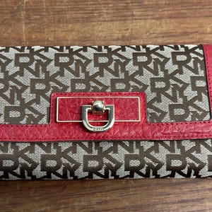 Cartera DKNY de lona revestida con ribete rojo