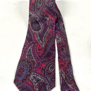 Vintage slips från 1970-talet, Oleg Cassini, bred sidenslips med paisleymönster