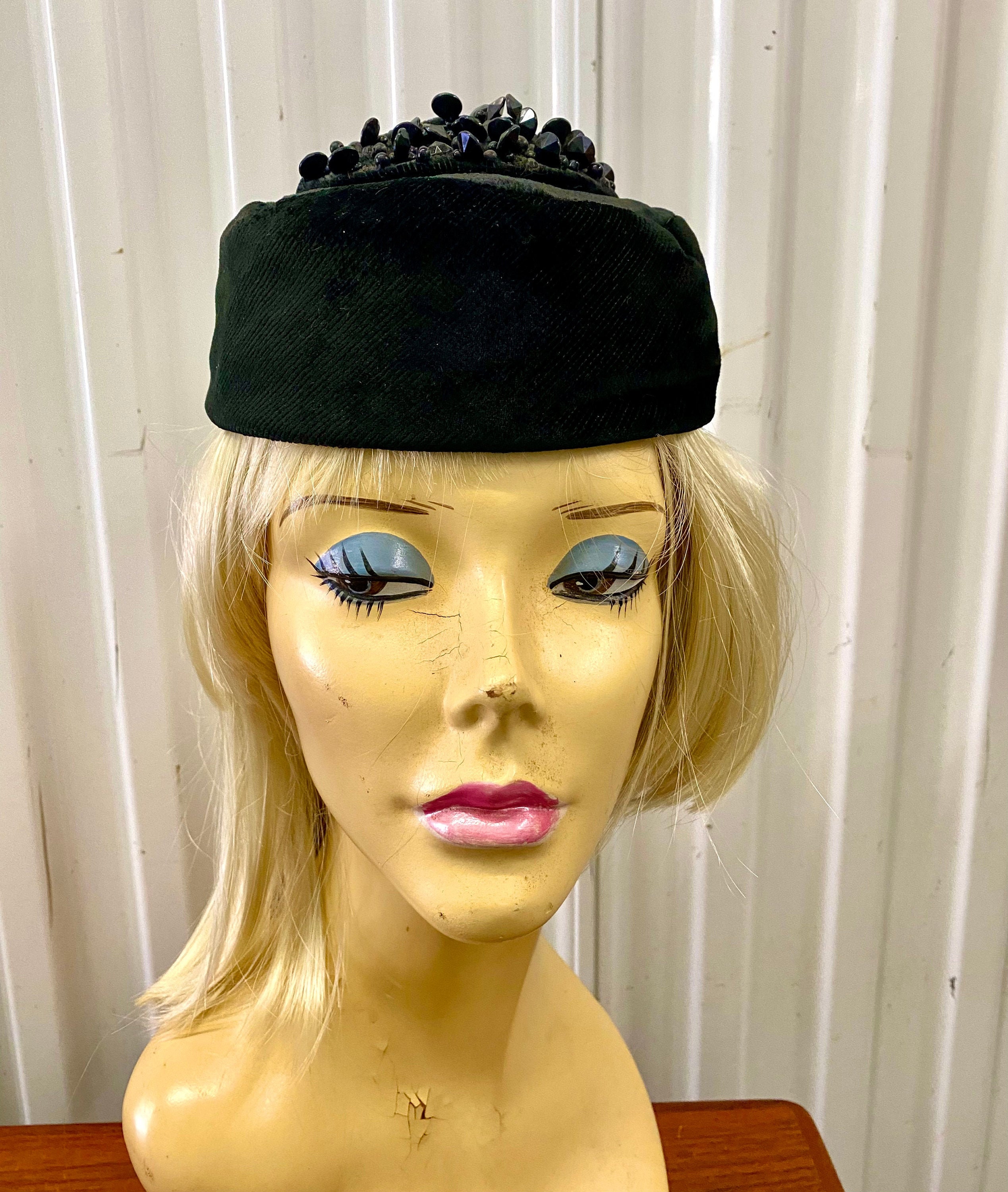 Vintage Mid Century Black Velvet Pillbox Hat W/ Black Jewel  display picture 1