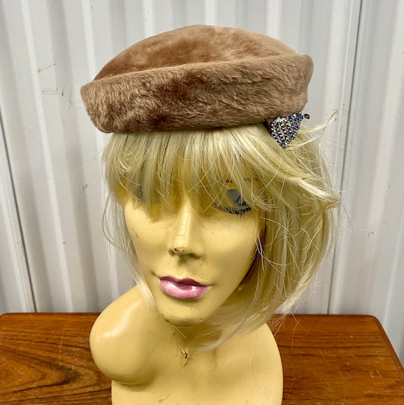 HIGH FASHION VINTAGE FAUX FUR BERET STYLE HAT WITH RHINESTONE BROOCH! Accessories | High Fashion Vintage Faux Fur Beret Style Hat  main image 2