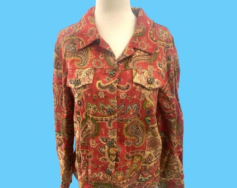 Könnte beinhalten: Eine rote Jacke mit langem Ärmel und Paisley-Muster, die vorne mit Knöpfen geschlossen wird.